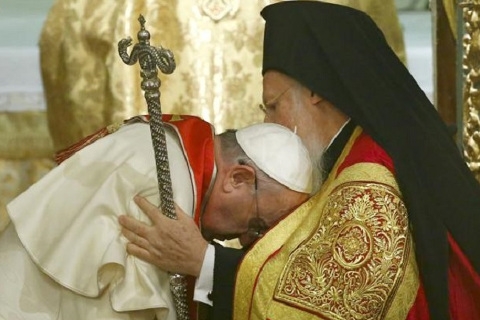 L'immagine di quell'incontro. Il papa e il patriarca a Istanbul (Vladimir Zelinskij)