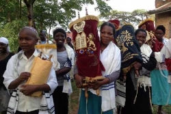 In Uganda, una nuova sinagoga per un gruppo isolato di ebrei (Lauren Markoe)
